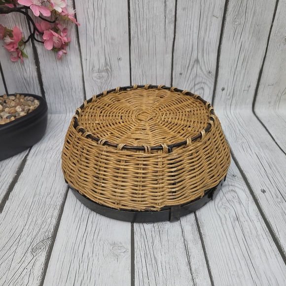 Vintage Round Wicker Basket With Bronze Metal Belt Buckle And Metal Base Trim - Picture 4 of 10